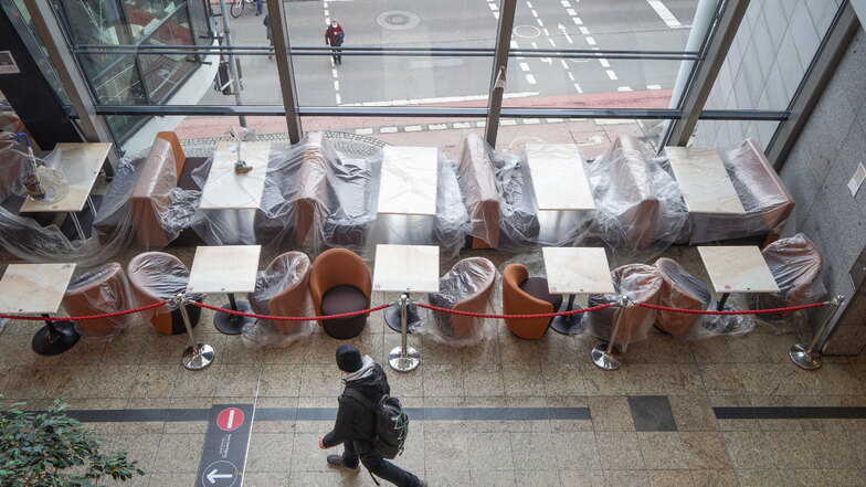 Eine umgehende Öffnung der Gastronomie - das Foto zeigt abgesperrte Tische und Stühle des Eiscafés im Bautzener Kornmarkt-Center - fordert der Kreisverband Bautzen der Freien Wähler.