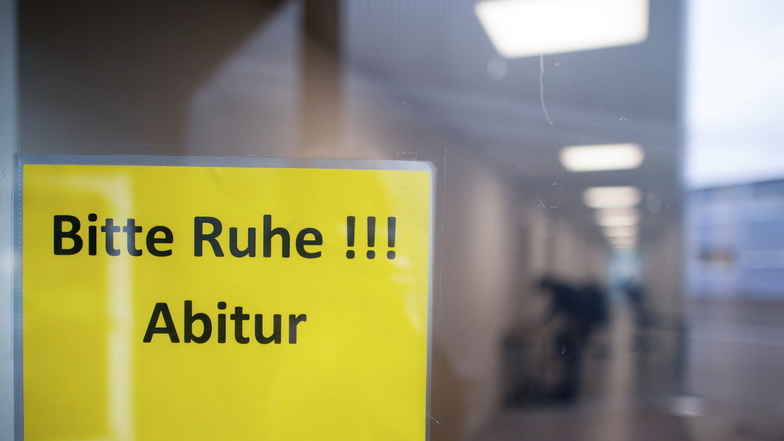Symbolbild: Ein Schild mit der Aufschrift „Bitte Ruhe!!! Abitur“ hängt in einem Gymnasium. In Sachsen haben die Abitur-Prüfungen begonnen.