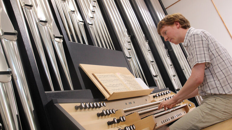 Getestet und für gut befunden hat Musikstudent Johann Friedrich Röpke die neue Orgel für die Kirchenmusik-Hochschule in Halle/Saale, die bei Orgelbau Eule in Bautzen gebaut wurde.