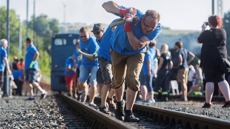 Teams mit acht Leuten konnten in Freital versuchen, eine 14 Tonnen schwere Lok zwanzig Meter weit zu ziehen.