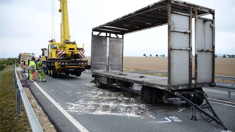 Ein mit lebenden Puten beladener Lastwagen ist bei einem Unfall im ostsächsischen Löbau umgekippt.