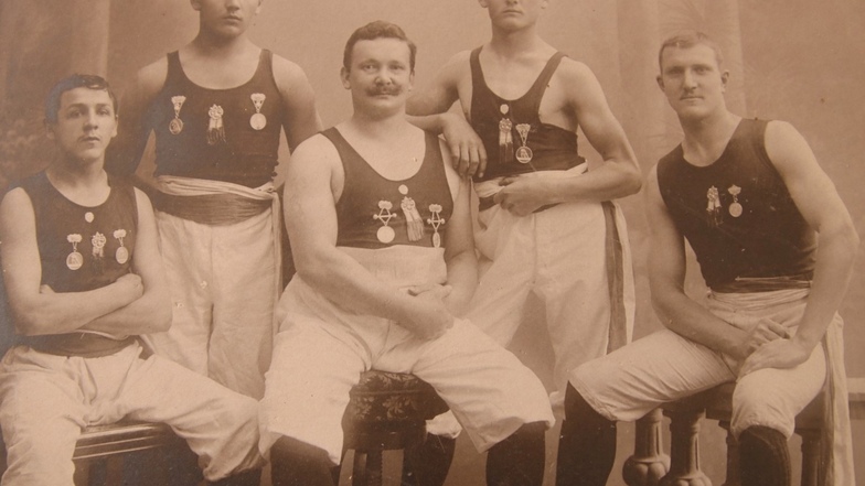 Der Dachdecker-Lehrling Arthur Müller (2. von links) beim Fotoshooting im Jahre 1907. Vereinschef Oschmann (Bildmitte) war stolz auf den Siegertypen. „Wer kennt die anderen Männer“, fragt jetzt Hans Traupe.