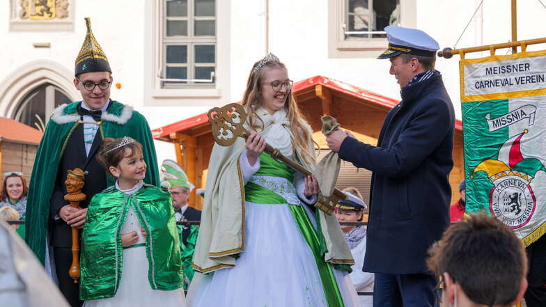 Vor einem Jahr musste Bürgermeister Markus Renner (rechts) muss den Rathausschlüssel an das Prinzenpaar Josephine und Marius abgeben.