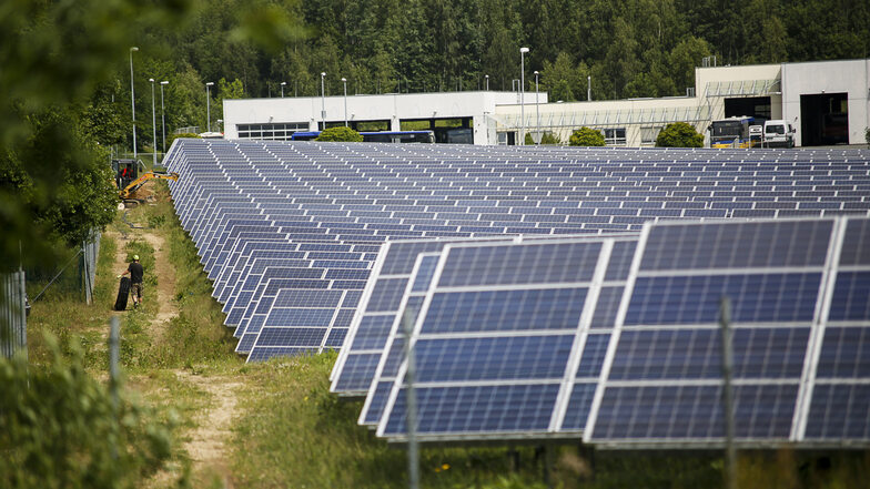So etwa sähe es aus: Im Gewerbegebiet Klingewalde bei Görlitz entsteht zurzeit bereits die zweite Solaranlage. Erbauer und Nutzer ist die aus Hamburg kommende Firma Enerparc.