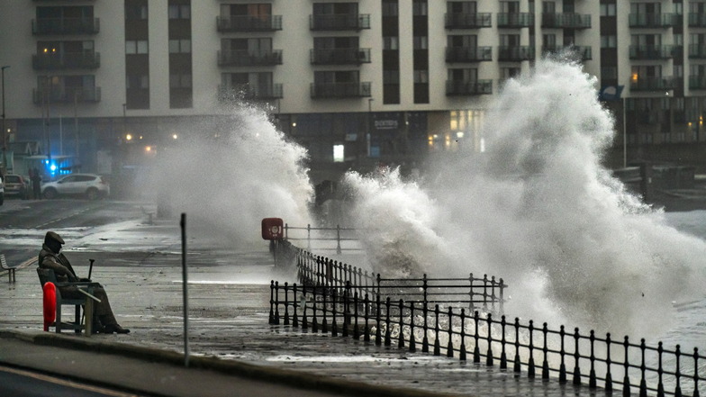 Wellen brechen nahe der Skulptur "Freddie Gilroy" des Künstlers Ray Lonsdale in Scarborough, während der Sturm "Babet" über das Land fegt.