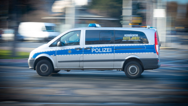 Mehrere Polizeifahrzeuge sind am Montagabend wegen einer mutmaßlichen Schlägereien nach Roßwein gefahren.