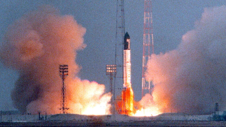 20.11.1998, Kasachstan, Baikonur: Das erste Bauteil für die damals neue Internationale Raumstation ISS startet.