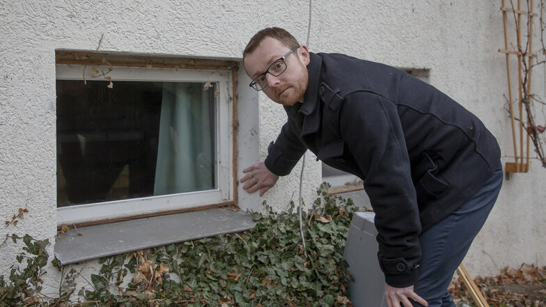 Dieses Fenster schlugen die Diebe kaputt und kletterten ins Haus.