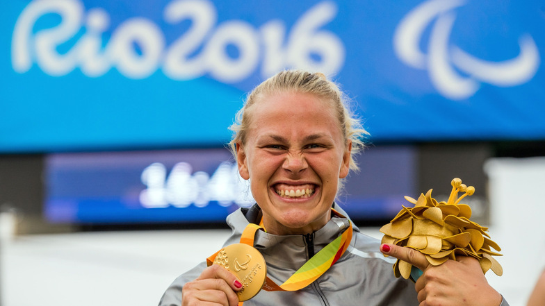 Paratriathletin Christiane Reppe, hier mit der Paralympics-Goldmedaille, die sie sich 2016 im Handbiken sicherte. 