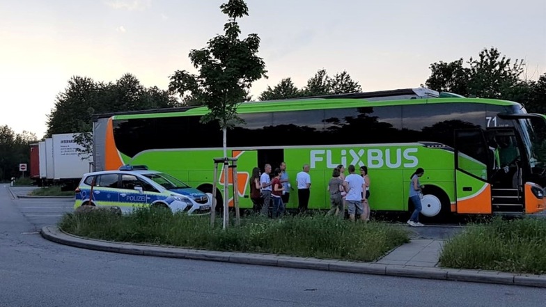 Rund 20 Fahrgäste waren am Dienstag in diesem Flixbus Richtung Warschau unterwegs. Gegen 11 Uhr musste der Fahrer auf dem Rastplatz Löbauer Wasser an der A 4 zwischen Bautzen und Weißenberg anhalten. Es gab mehrere technische Defekte.