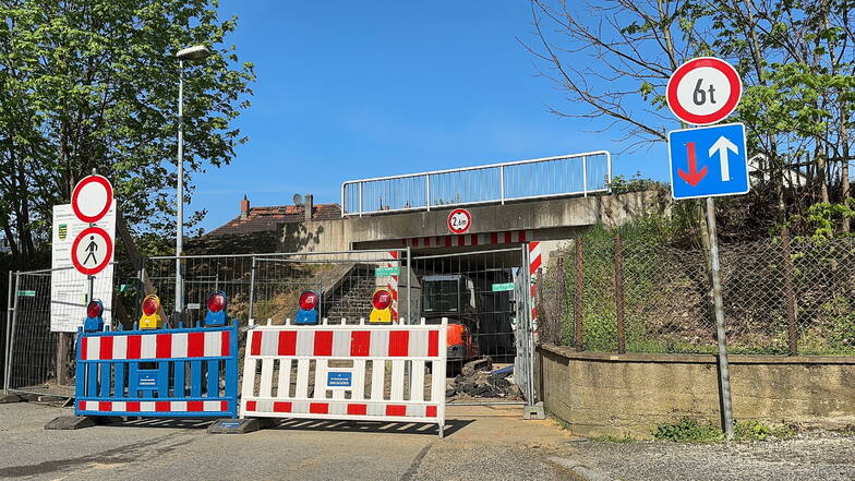 Die Brücke in der Komturstraße
bleibt noch länger gesperrt. Die Sanierungsarbeiten haben sich verzögert.