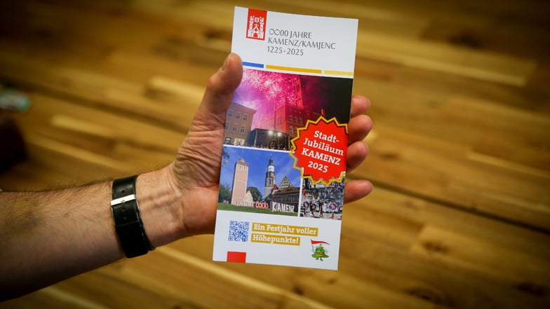 Ein Flyer fürs Jubiläumsfest 2025 in Kamenz liegt bereits in der Stadt aus.