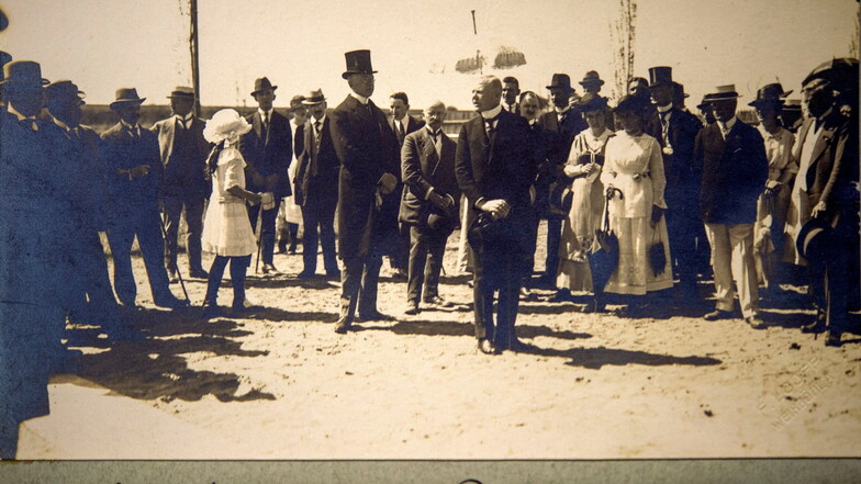 Mit Zylinder und Sonnenschirm - Amtshauptmann Dr. Sievert spricht am 22. Mai 1921 zur Baderöffnung zu den geladenen Gästen. Die Bürger durften erst nachmittags ins kühle Nass springen.