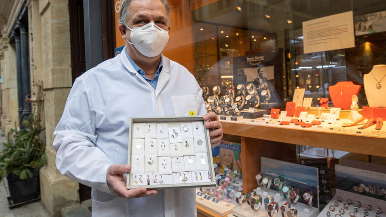 Ulf Weise steht vor seinem Uhren- und Schmuckgeschäft auf der Schuhgasse in Pirna. Er will den Laden am Montag mit dem Click & Meet - System wieder öffnen.