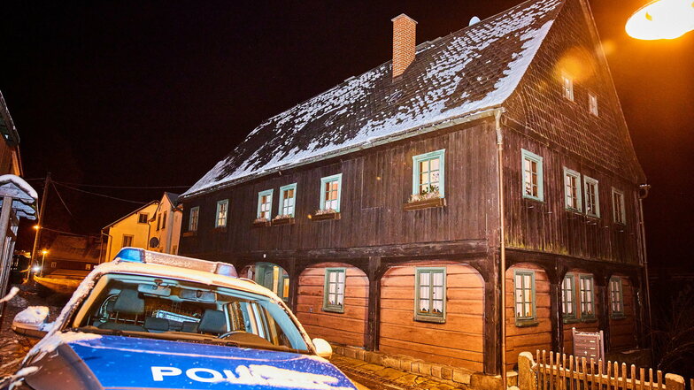 Die Polizei wurde zu einem Mehrfamilienhaus an der Neudorferstraße gerufen. Dann eskalierte die Situation.