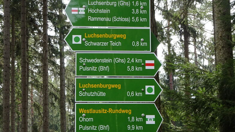 Über das Regionalmanagement Westlausitz wurde im vergangenen Jahr das Wanderwegenetz beschildert. So wie hier an der Luchsenburg bei Ohorn.