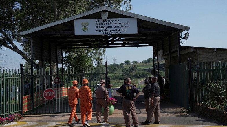 Polizisten versammelten sich am Eingang des Atteridgeville-Gefängnisses, in dem Pistorius vor der Anhörung vor dem Bewährungsausschuss inhaftiert ist.