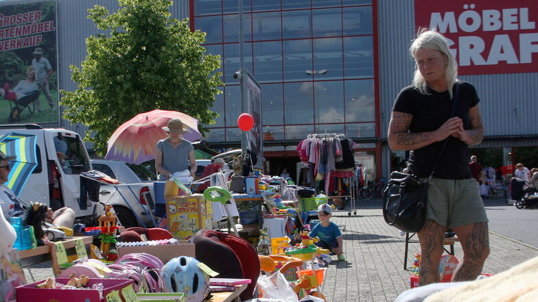 Der Flohmarkt vor ein paar Jahren beim SZ-Kinderkochfest in Pirna. Dieses Jahr gibt es wieder die Chance, alte Sachen loszuwerden und neue zu kaufen.