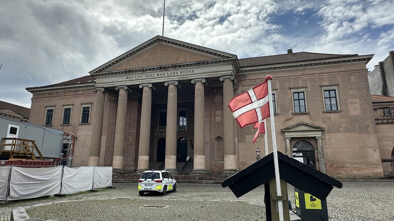 Dänemark-Flaggen wehen an einem Lokal vor dem Domhuset (Gerichtshaus), dem Hauptsitz des Amtsgerichts.