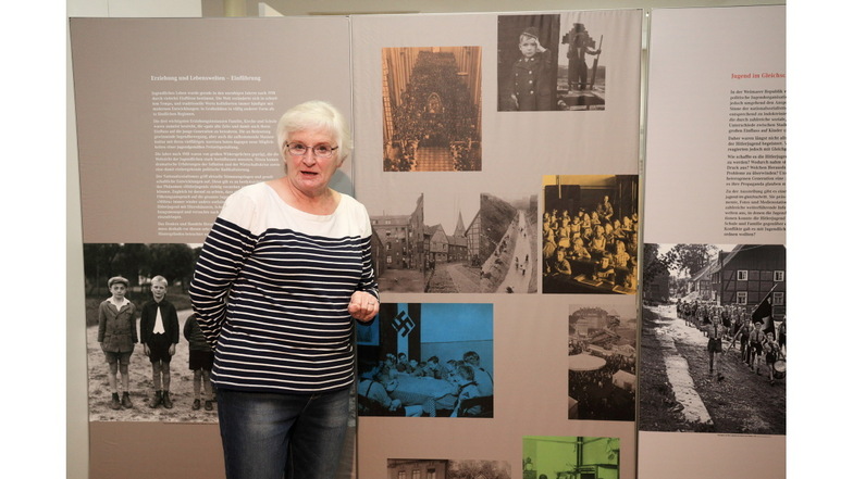 Brigitte Bock vor der ersten Schautafel zur "Jugend im Gleichschritt". Sie gibt einen ersten Ausblick auf die Ausstellung.