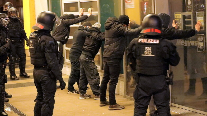 Am 27. Dezember 2021 kam es in Bautzen bei den Corona-Protesten zu teils schweren Ausschreitungen. Die Polizei ermittelt aber auch gegen eigene Beamte wegen des Verdachts auf Körperverletzung im Amt.