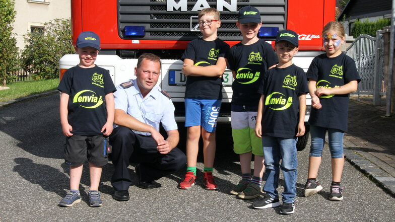 Meinsbergs Ortswehrleiter Stefan Voss mit einigen Kindern der Kinderfeuerwehr.