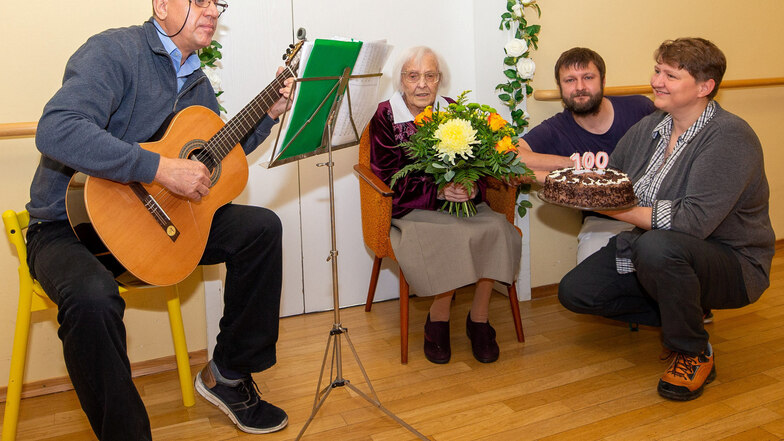 Ruth Müller hat am Freitag ihren 100. Geburtstag gefeiert: Klaus Großer überraschte sie mit einem Ständchen, Pfleger Heiko Wehner und Susanne Hübel vom Seniorenzentrum Bielatal überreichten ihr eine Schokoladentorte.