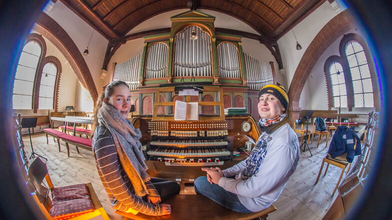 Anna-Maria Lehmann (links) und Bruno Andrick sind zwei Orgelschüler von Kantorin Theresa Bönisch. Anna-Maria hat dieses Jahr die D-Prüfung in der Fachrichtung Orgel abgelegt. Im Hintergrund die Heinze-Orgel in der Christuskirche.