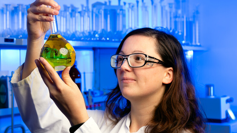 Melanie Janich, wissenschaftliche Mitarbeiterin bei der Firma CUP Laboratorien Dr. Freitag, prüft eine Flüssigkeit.