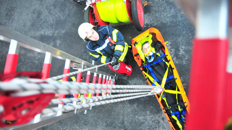 Tobias Hähne demonstriert den Flaschenzug mit Rettungstrage für Personenrettung aus Höhen und Tiefen.
