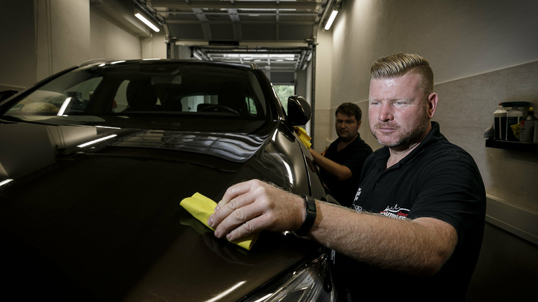 Ronny Kubik (vorn) und sein Mitarbeiter Nils Langer sind mit der Firma Autopflege Görlitz wieder auf dem Roscher-Gelände zu finden.