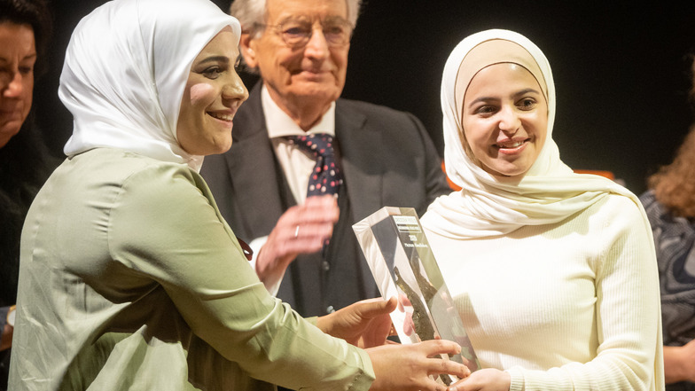 Die Syrerin Lina Abdalah (l) überreicht in der Semperoper in Dresden der Syrerin Muzoon Almellehan den 11. Internationalen Friedenspreis.