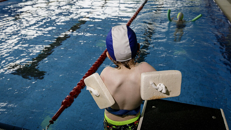 Ein Junge erlernt in einem Kurs vom SV Lok Görlitz das Schwimmen im Görlitzer Neißebad.