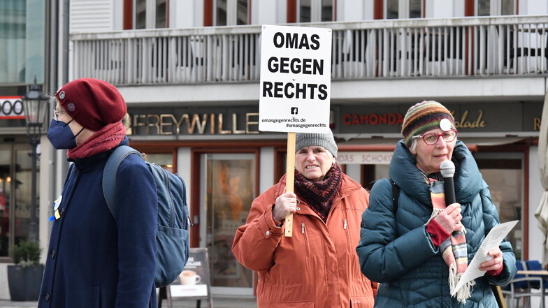 Unter dem Namen "Omas gegen Rechts" gehen Seniorinnen aus dem Großraum Dresden regelmäßig auf die Straße. Sie stellen sich gegen Pegida und "Querdenken", halten aber auch Mahnwachen für den Frieden ab.