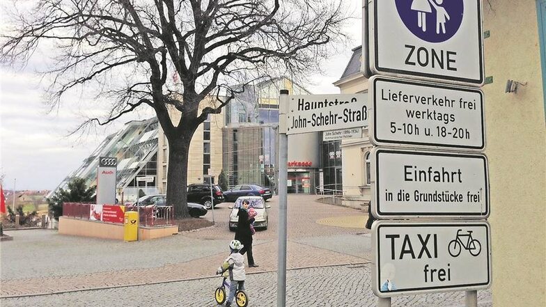 Abterode: Sattelzug katapultiert geparktes Auto in Hofeinfahrt