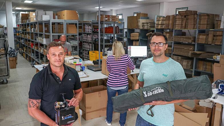 Enrico Pech (l.) und Alexander Haußmann sind mit ihrem Online-Versandhandel für Angel-Zubehör in den ehemaligen Schlecker-Markt in Königswartha gezogen.
