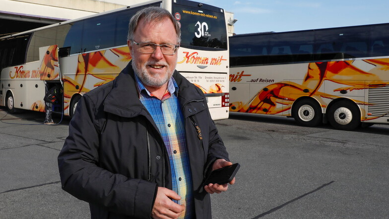 Ulf Künzelmann auf dem Betriebsgelände seiner Firma "Komm mit Reisen" in Eibau.
Die Firma startet mit den Bussen jetzt eine Hilfstour für Ukraine-Flüchtlinge.
