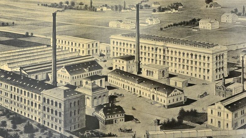 So wie auf dieser historischen Zeichnung sah das Fabrikgelände von C.G. Hoffmann aus (links). Das Stammhaus ist das kleine Gebäude im Vordergrund. Ein Musterbuch mit Stoffen findet sich ebenfalls in der Ausstellung (rechts) mit vielen spannenden Exponaten