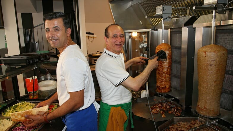 Gute Stimmung in dem neuen Döner-Laden "Herdem" in Pirna: Chef Serdan Bozan (li.) und sein Angestellter Semesttin Dag haben den Grill im Griff.