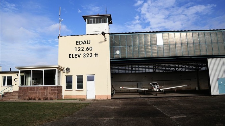 Der Flugplatz Riesa-Göhlis – mit dem internationalen Code EDAU – liegt Luftlinie keine drei Kilometer entfernt.