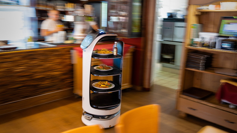 In Bewegung: Service-Roboter Resi hilft beim Servieren in der Gaststube. In den Biergarten schafft sie es aber noch nicht.