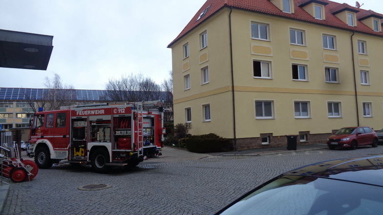 Mittwochnachmittag auf der Großenhainer Albertstraße: Beim Brand in einer Wohnung wurde eine Person verletzt.