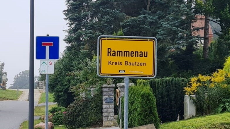 Unbekannte hatten am Wochenende das Ortseingangsschild von Kamenz aus Richtung Lückersdorf stadteinwärts umgetauscht. Die Stadtverwaltung ließ es wieder entfernen.