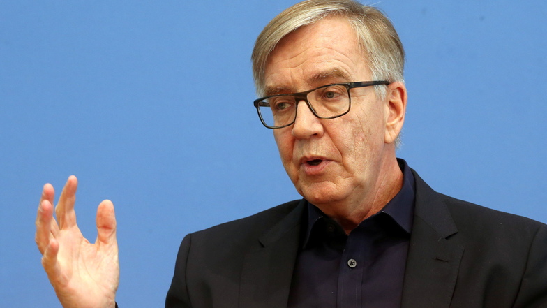 Linken-Fraktionschef Dietmar Bartsch zollt der Kanzlerin Respekt, geht aber die Regierung hart an.