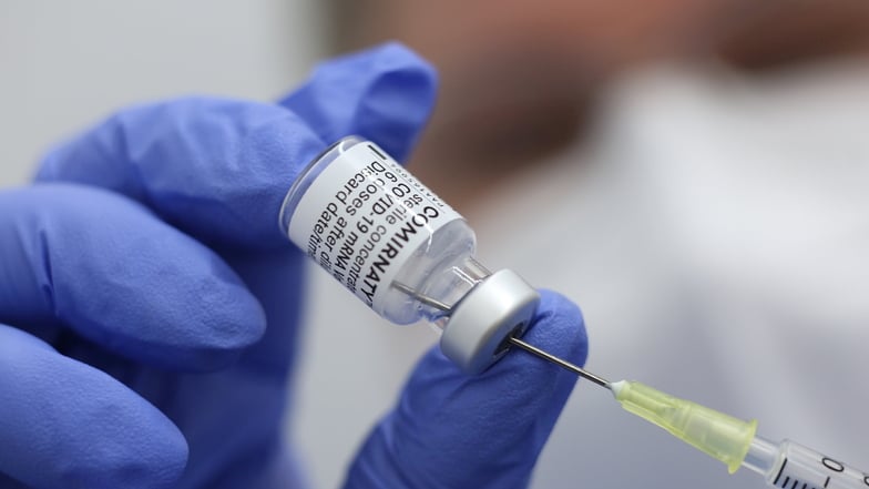 Egal, welcher Impfstoff in der Spritze aufgezogen wird. Geimpfte sollen möglicherweise bald mehr Freiheiten haben als Ungeimpfte.