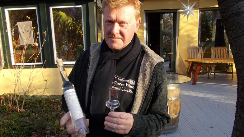 Winzer Wolfgang Winn präsentiert seinen Tresterbrand. Das hochprozentige Getränk gehört jetzt zur Pirna Unikatsfamilie.