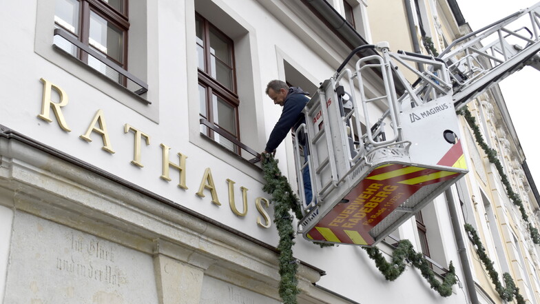 Der Radeberger Marktplatz wird am kommenden Mittwoch wieder weihnachtlich geschmückt. Der Baum kommt dieses Jahr aus Liegau.