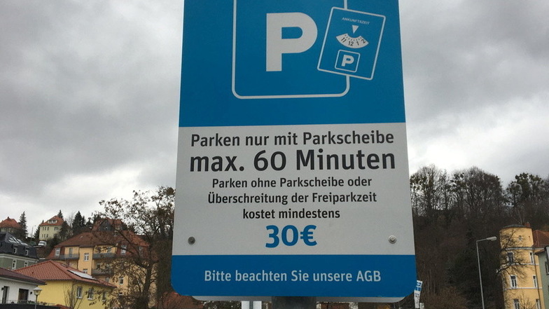 Auf dem Nettomarkt-Parkplatz Am Felsenkeller in Pirna sollten die Kunden besser eine Parkscheibe in ihr Auto legen. Sonst droht kostenintensives Ungemach.