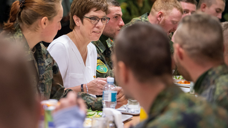 Verteidigungsministerin Annegret Kramp-Karrenbauer bei einem Besuch deutscher Truppen in Litauen.