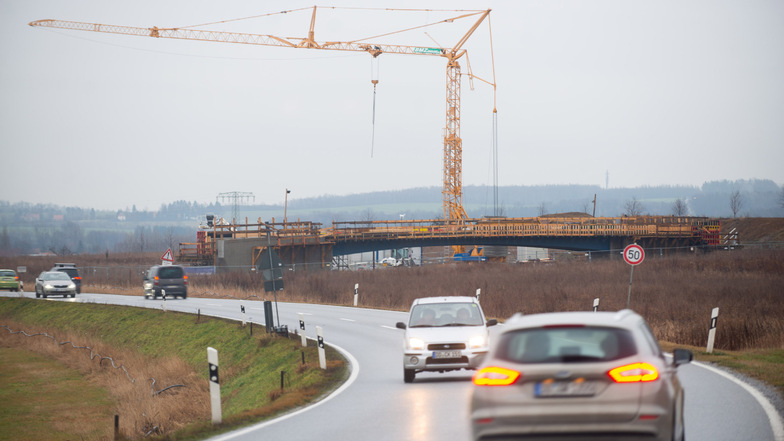 Zwischen Radeberg und Leppersdorf entstehen abseits des Straße bereits die Brücken, die zur neuen S 177 gehören werden.